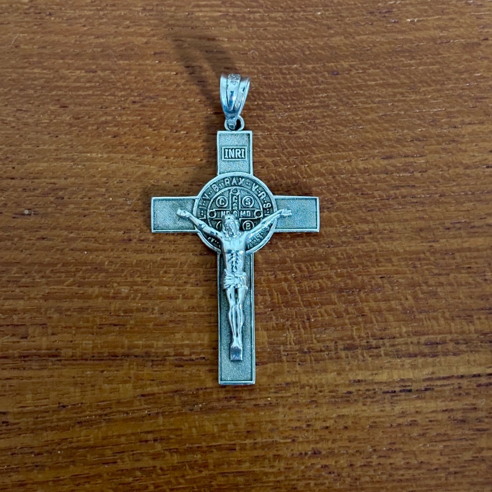 Sterling silver cross / crucifix pendant